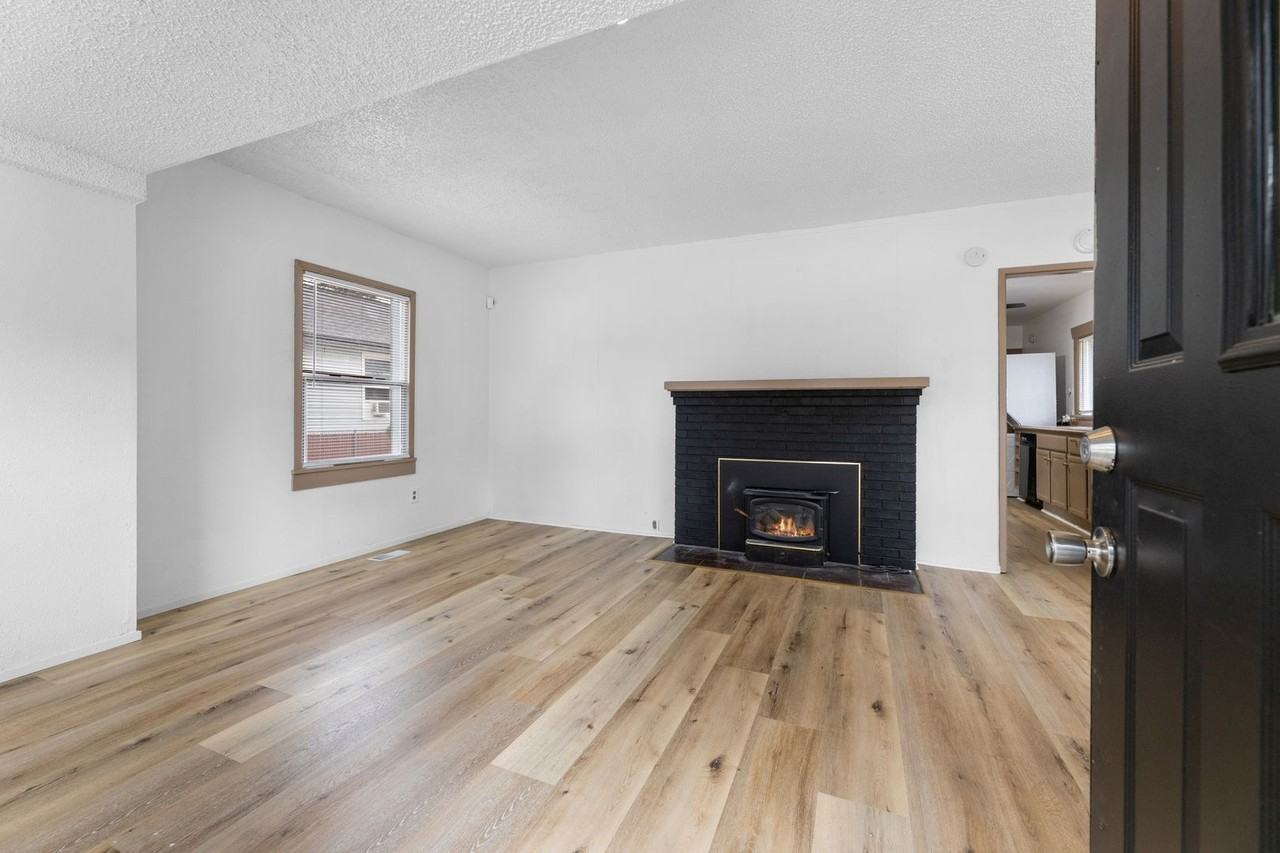 14615 Portland Ave Sw - Photo 3 of 20