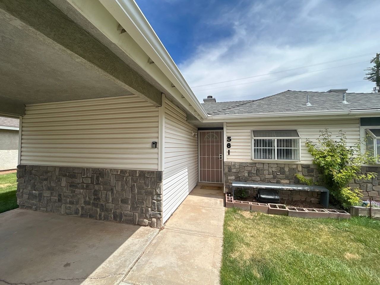 581 S 225 W - Photo 2 of 17