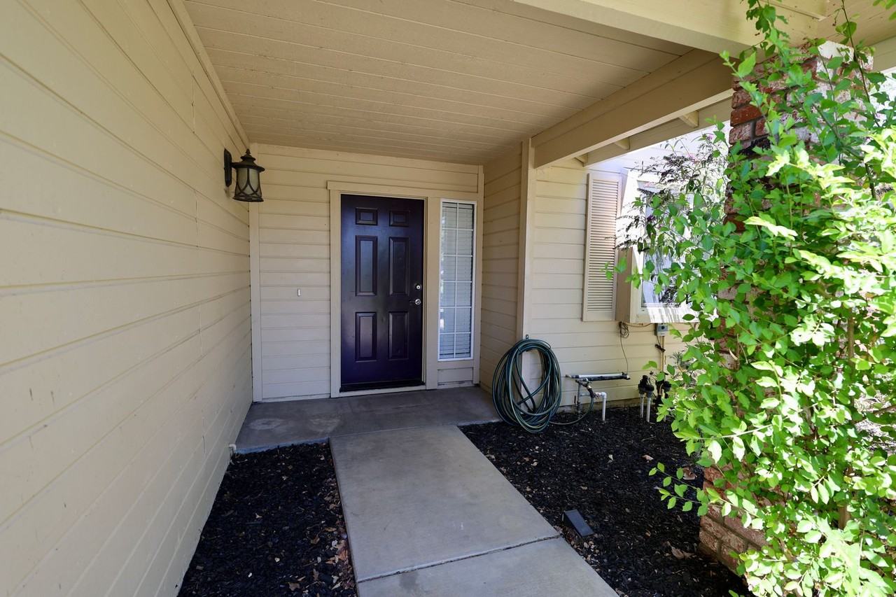 1102 Valley Oak Dr - Photo 2 of 28