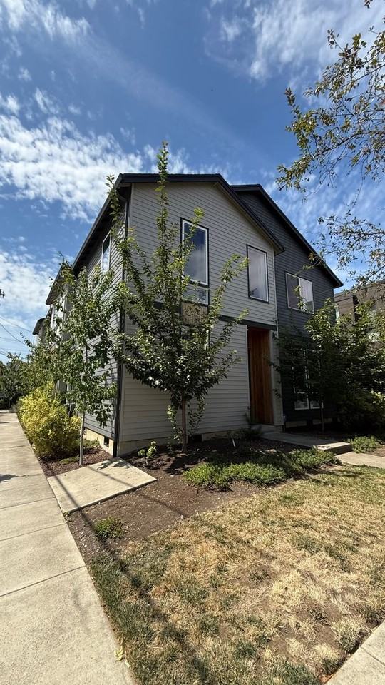 2585 Se 13th Ave - Photo 2 of 21