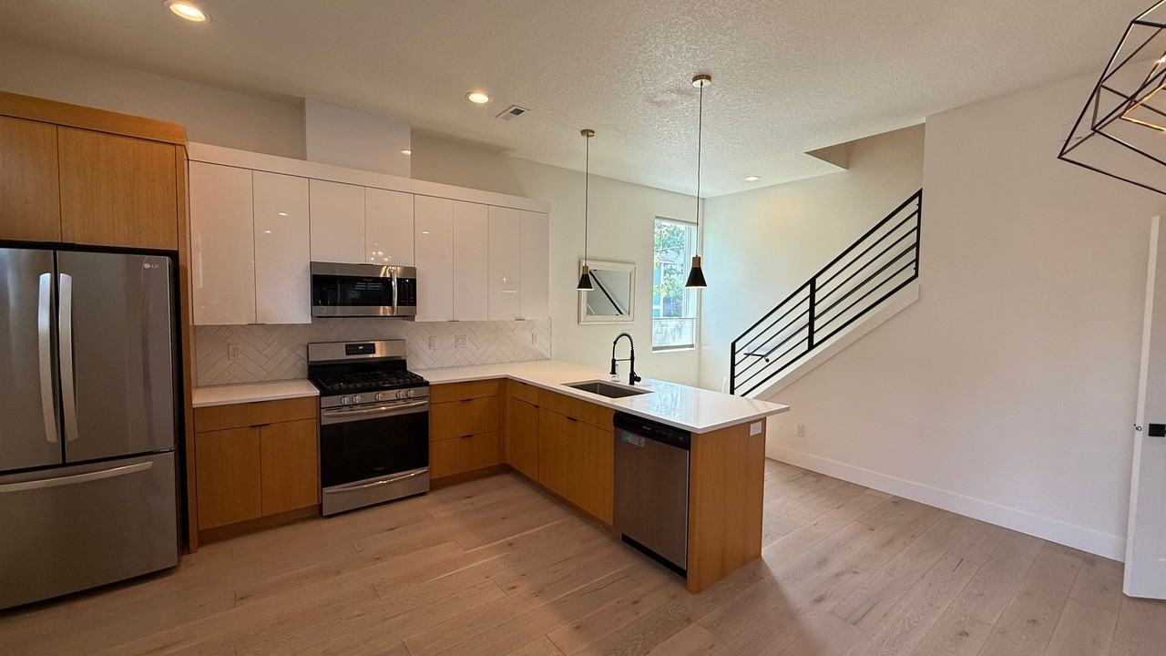 2585 Se 13th Ave - Photo 3 of 21