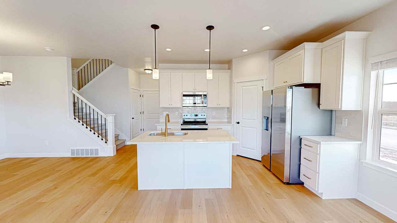 318 W 2280 S - Photo 2 of 17