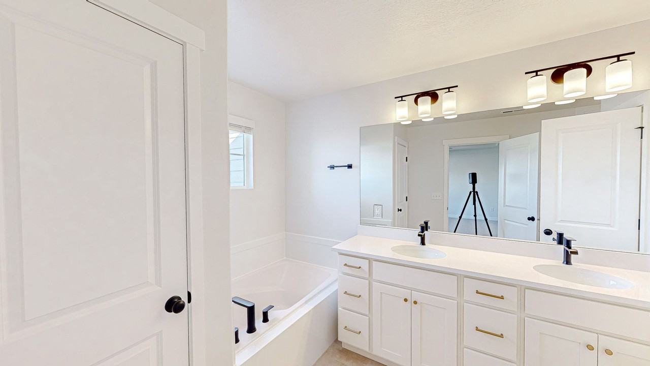 318 W 2280 S - Photo 3 of 17