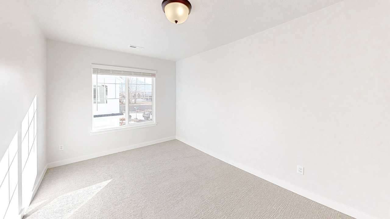 318 W 2280 S - Photo 5 of 17