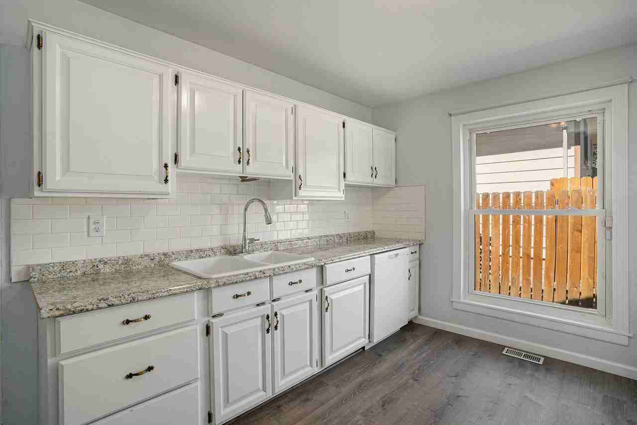 709 Zion Dr - Photo 2 of 10