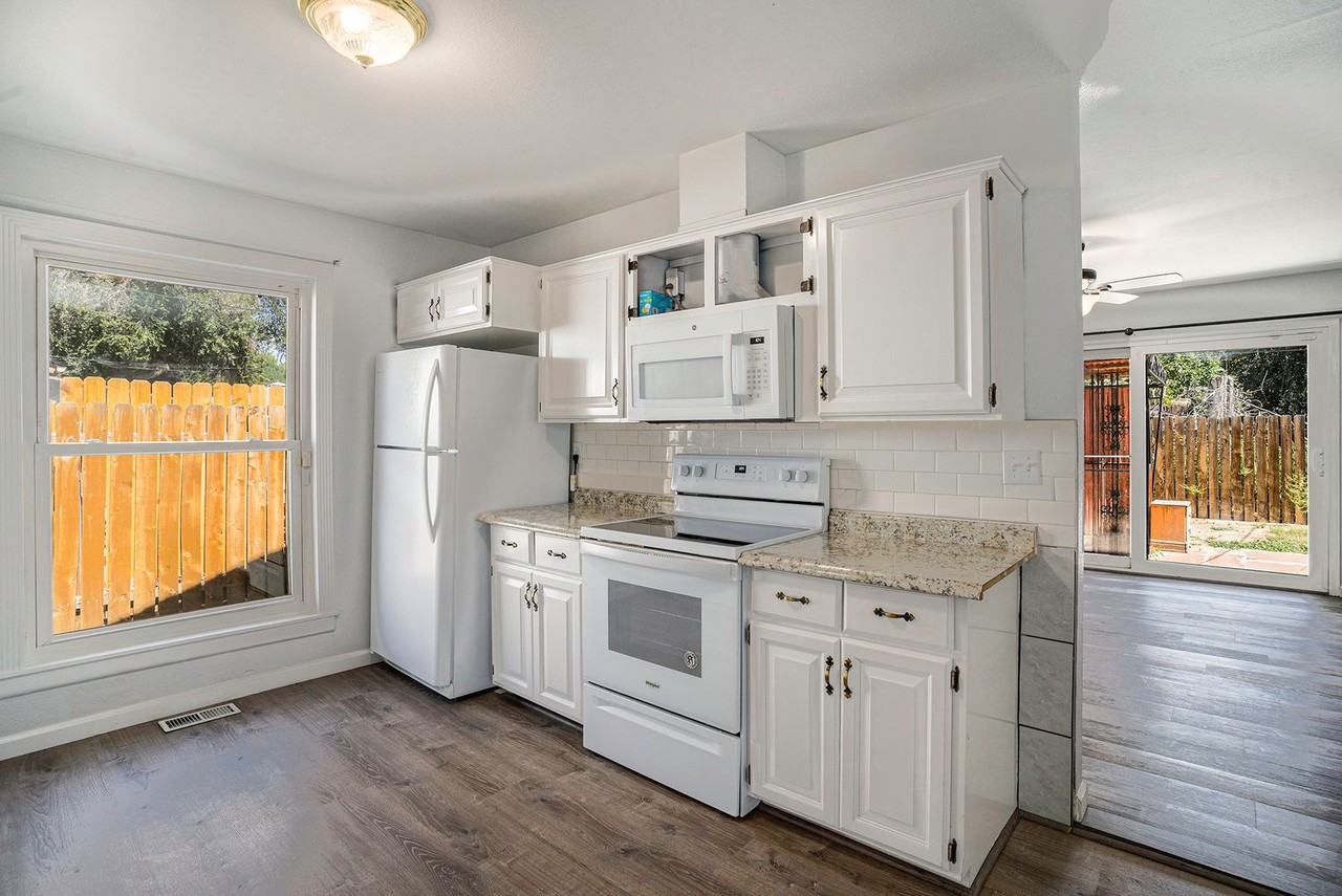 709 Zion Dr - Photo 3 of 10