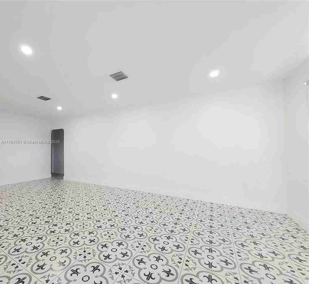 18447 Ne 1st Ave - Photo 3 of 15