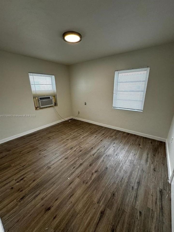 541 Sw 7th St #4-4 - Photo 3 of 6