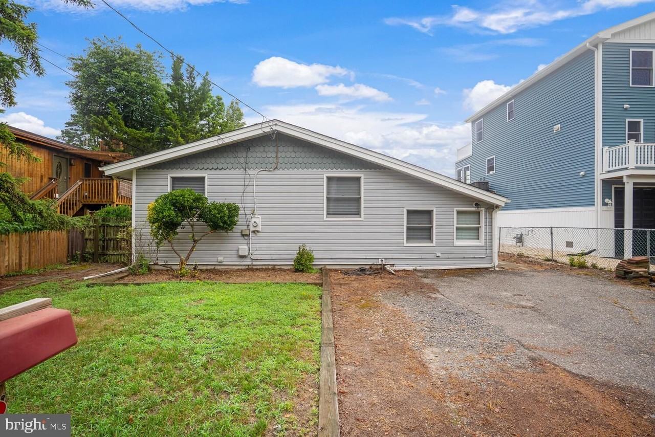 9 Admiral Dr #9 - Photo 2 of 32