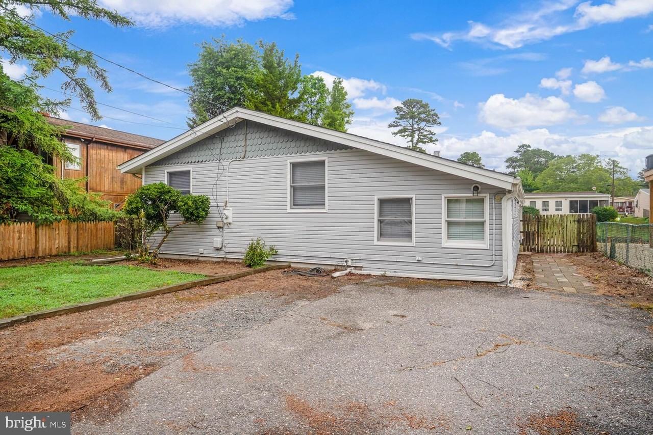 9 Admiral Dr #9 - Photo 3 of 32