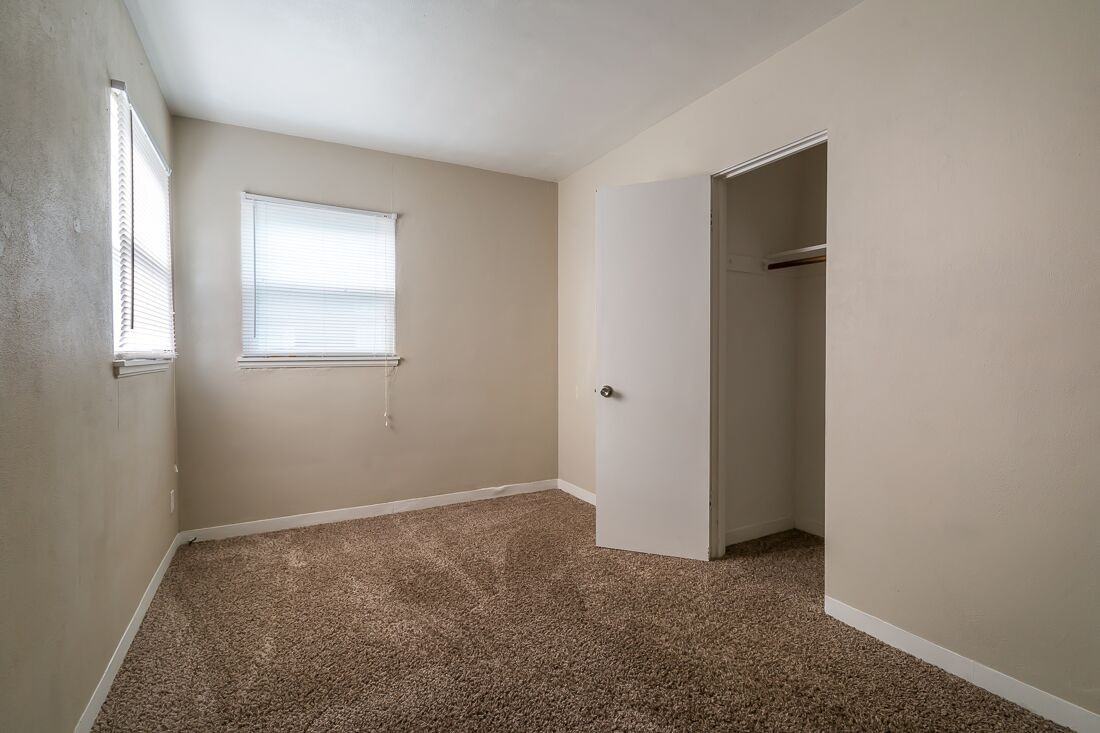 915 43rd Ave - Photo 2 of 6