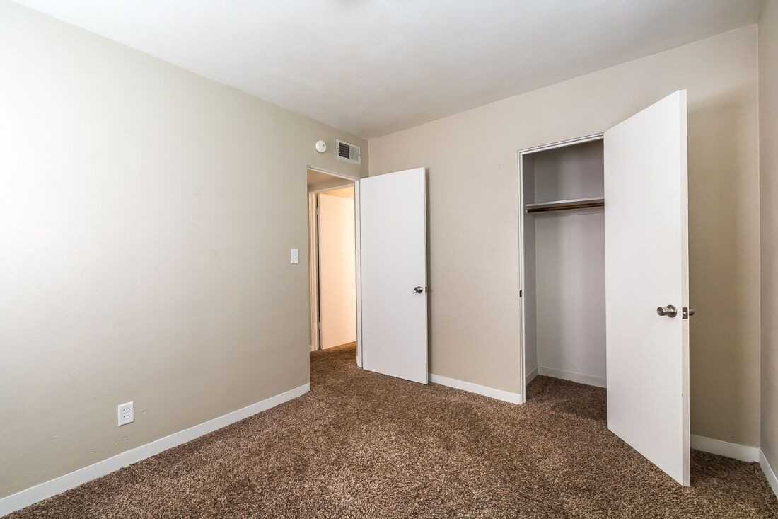 915 43rd Ave - Photo 3 of 6