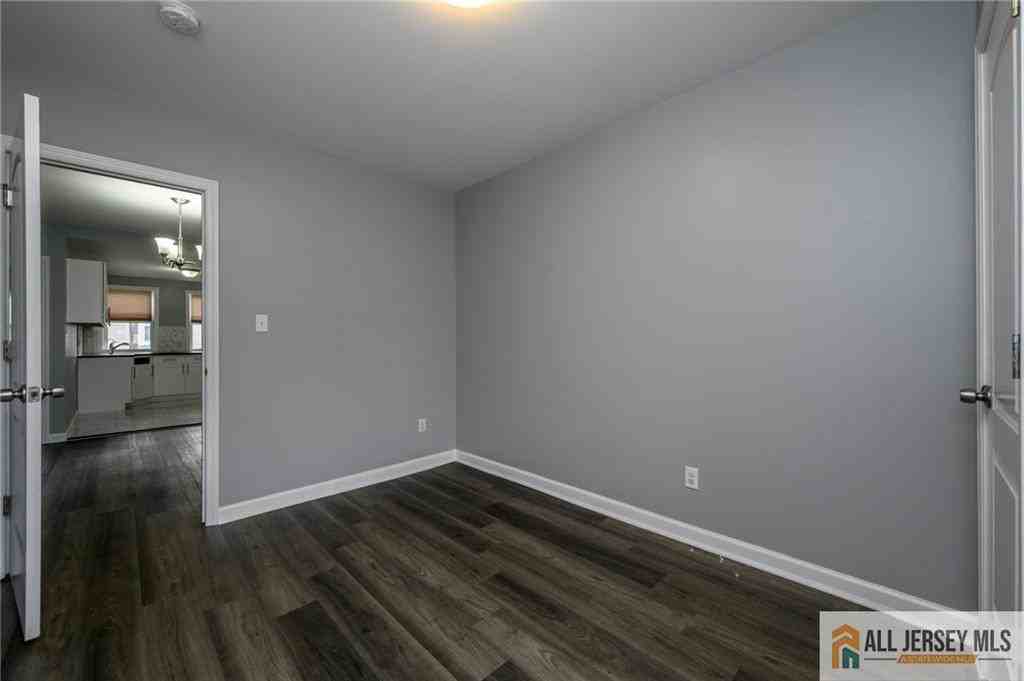 305 Pershing Ave #305 - Photo 2 of 19