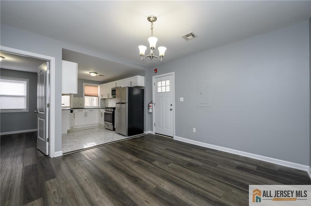 305 Pershing Ave #305 - Photo 3 of 19