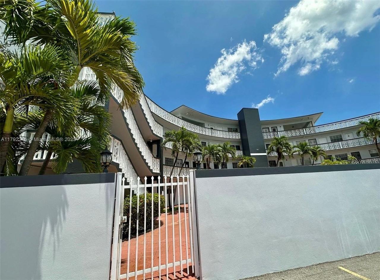 11 Sw 52nd Ave #6A6A - Photo 2 of 17