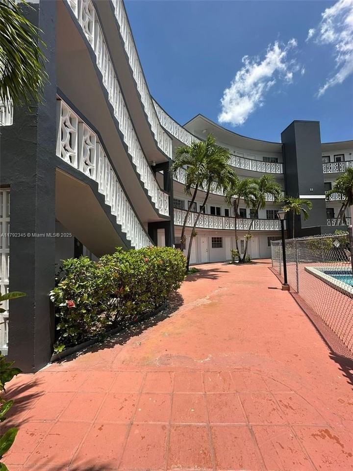 11 Sw 52nd Ave #6A6A - Photo 3 of 17