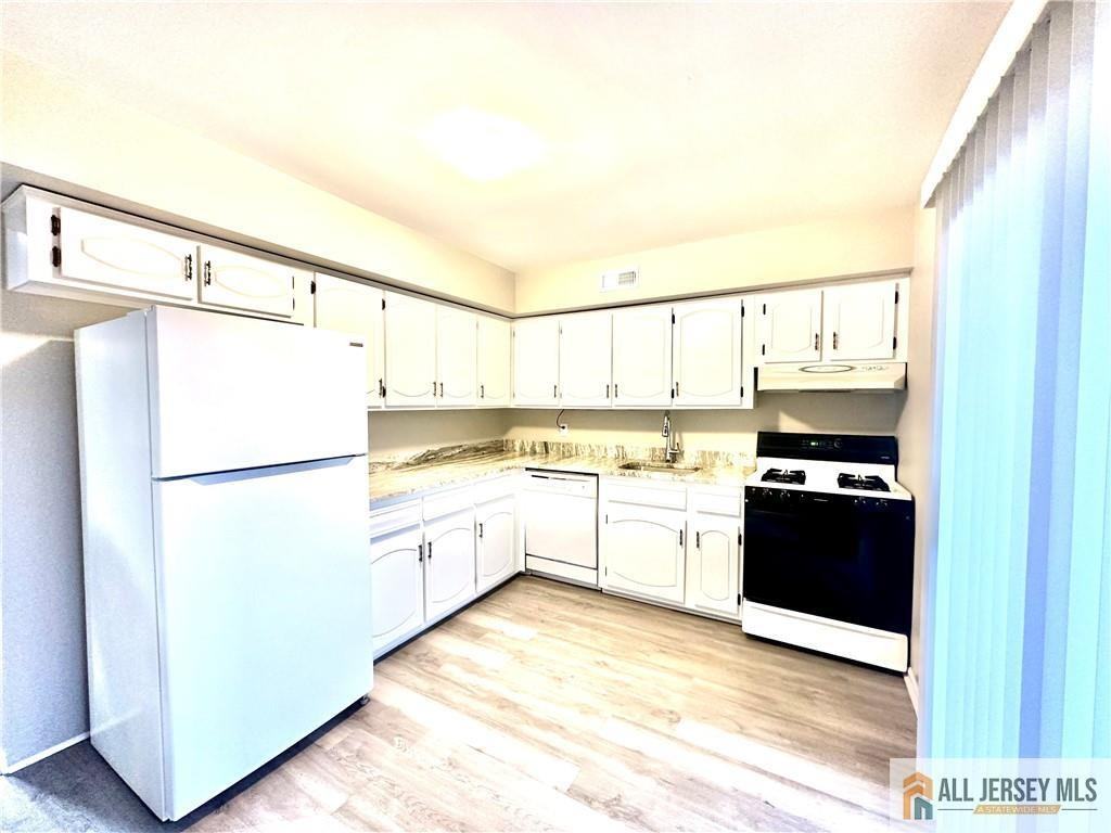 1310 Bradley Ct - Photo 2 of 15
