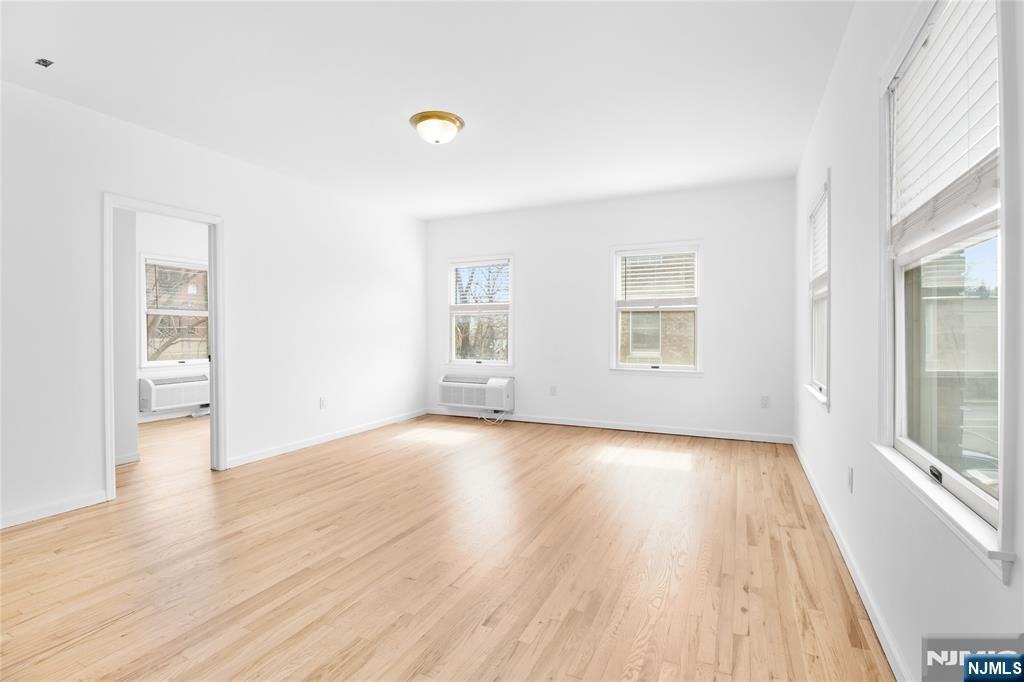 35 Emerson Plz W #2S2S - Photo 2 of 9