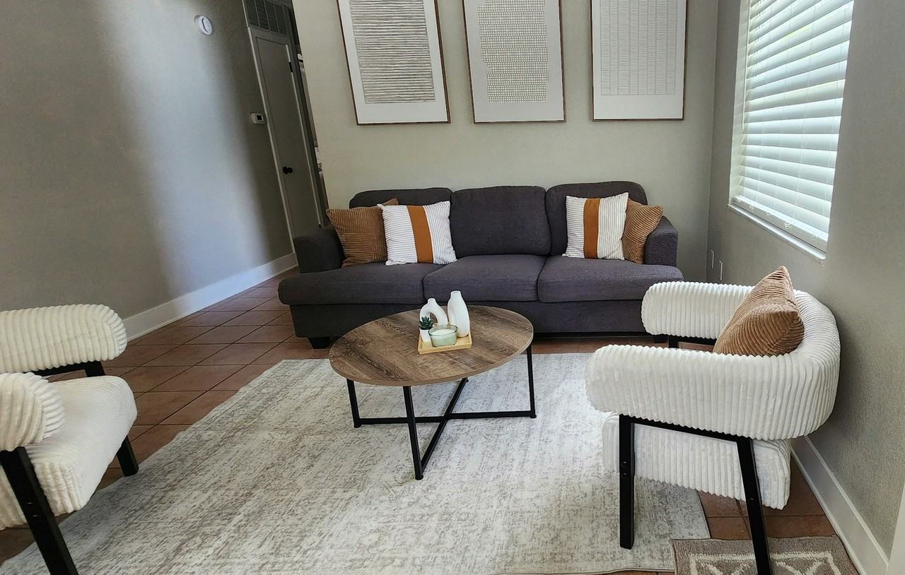 137 NE Monroe Cir N - Photo 7 of 9