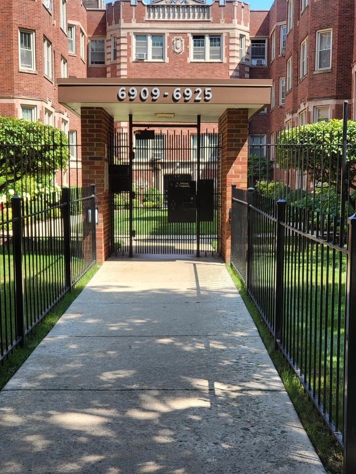 Crandon Apartments - 1 - Photo 2 of 5