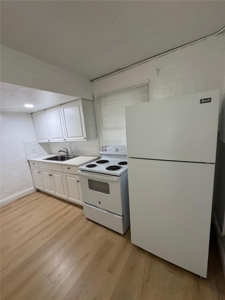 840 Northwest 5th Avenue - Photo 3 of 14