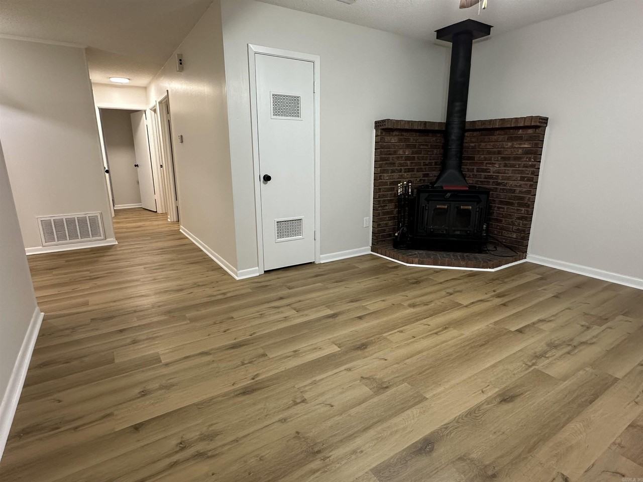 408 Se 1st St - Photo 2 of 28