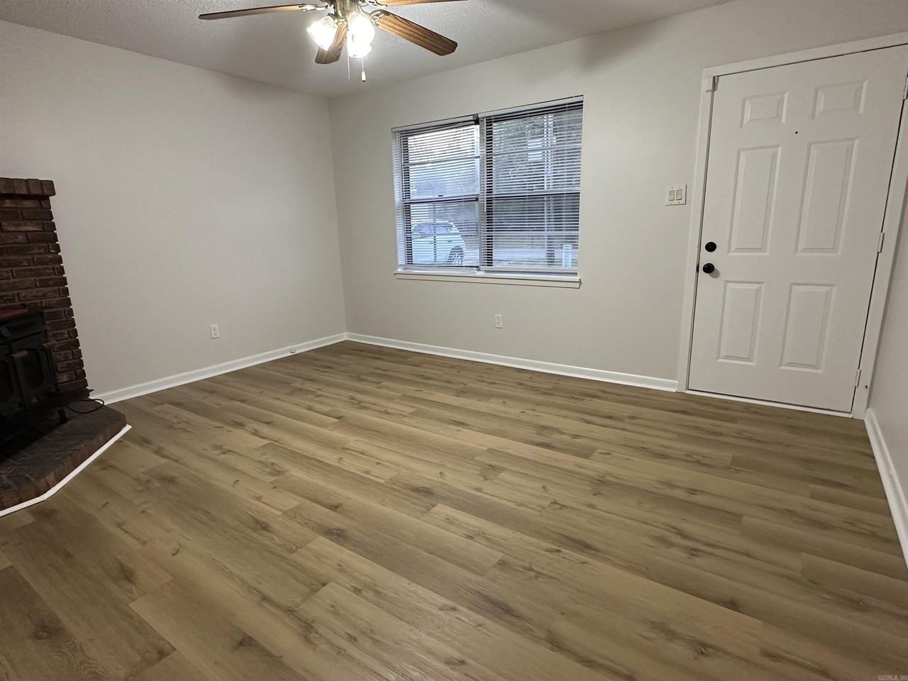 408 Se 1st St - Photo 3 of 28