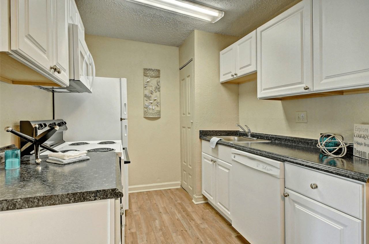 Woodland HIlls Apartments - Photo 5 of 19