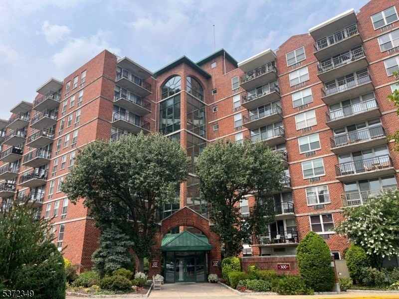 300 Main St #901 - Photo 2 of 15