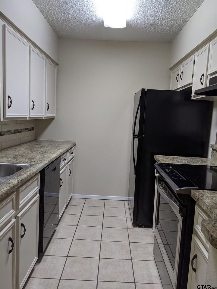 809 N Broad St - Photo 4 of 18