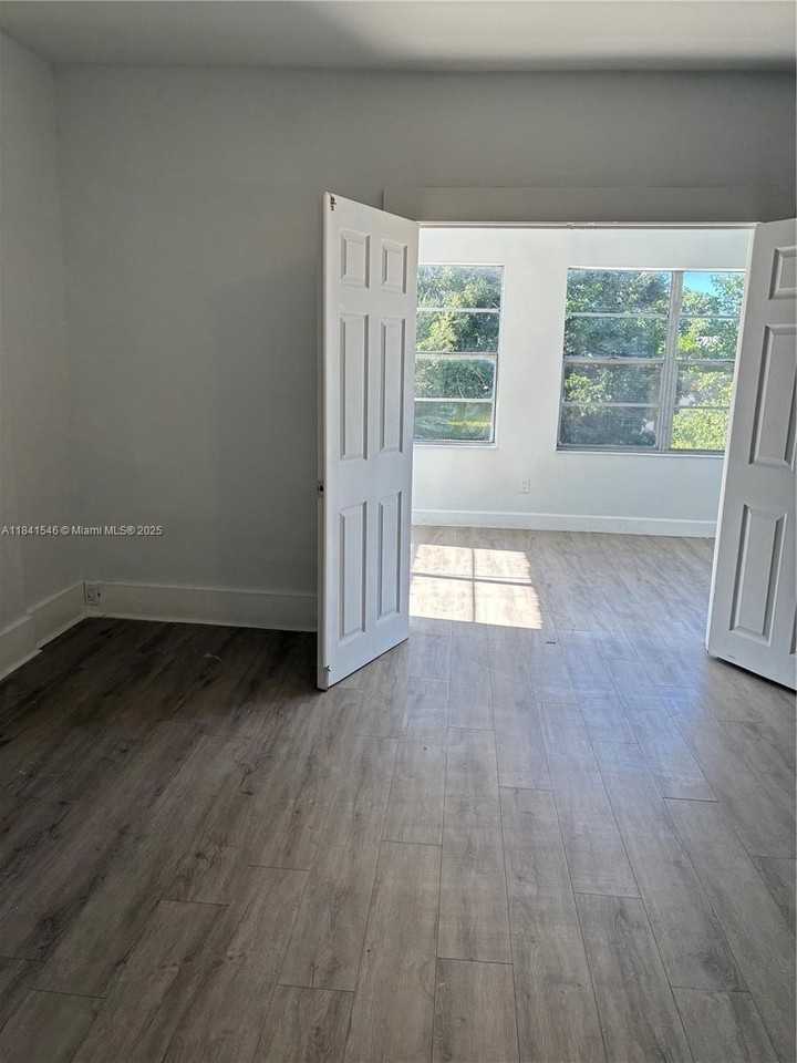 1776 Southwest 11th Street - Photo 4 of 15