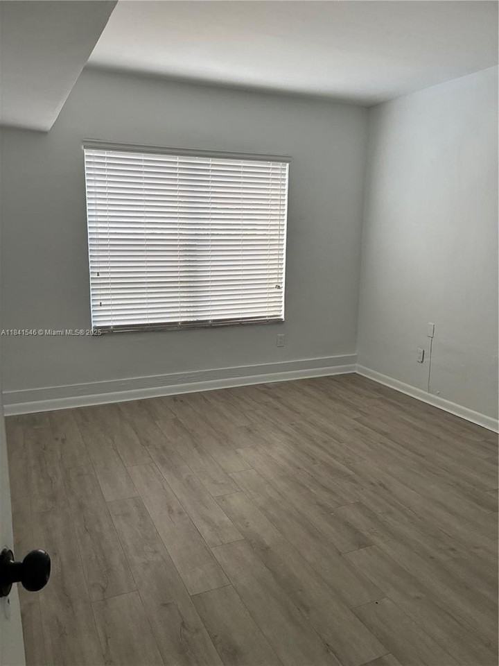 1776 Southwest 11th Street - Photo 6 of 15