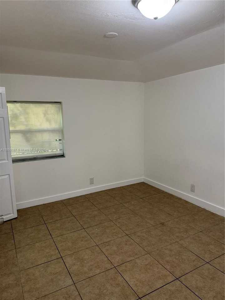 1455 Ne 146th St #B - Photo 3 of 4