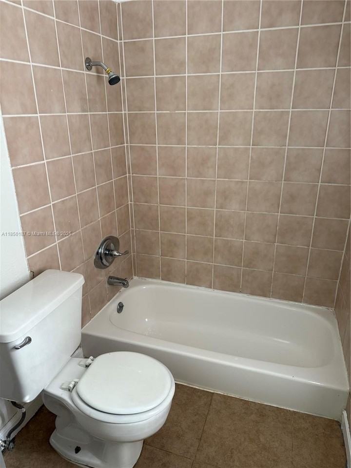 1455 Ne 146th St #B - Photo 4 of 4