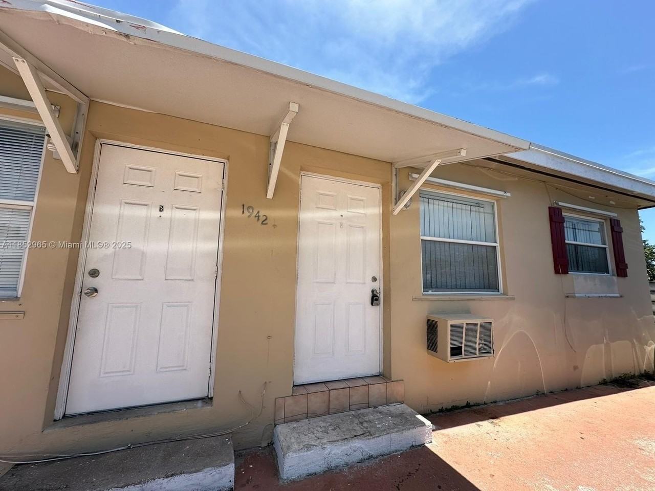 1942 Thomas St #C - Photo 4 of 6