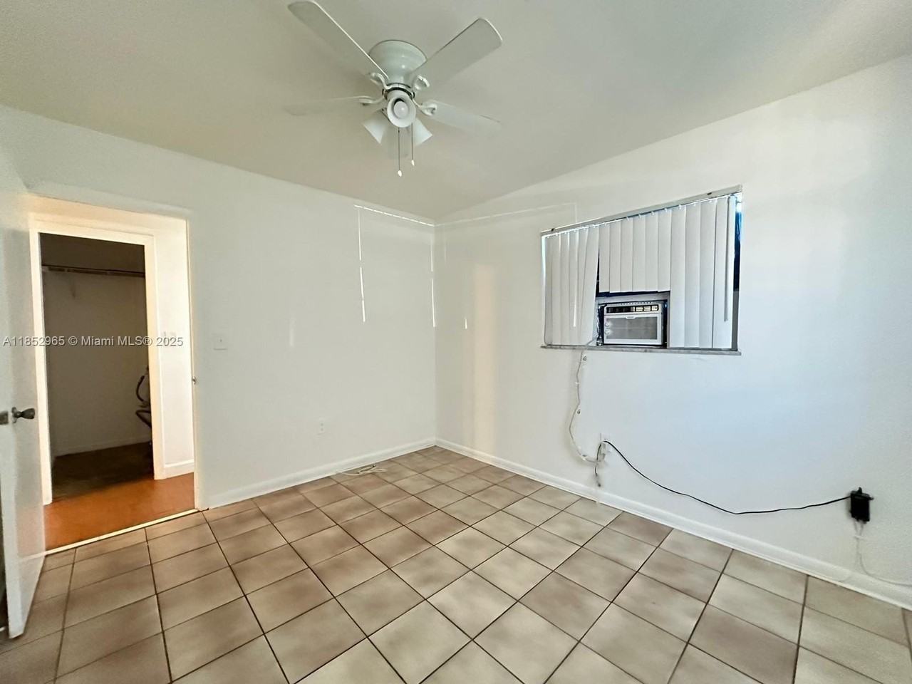 1942 Thomas St #C - Photo 5 of 6