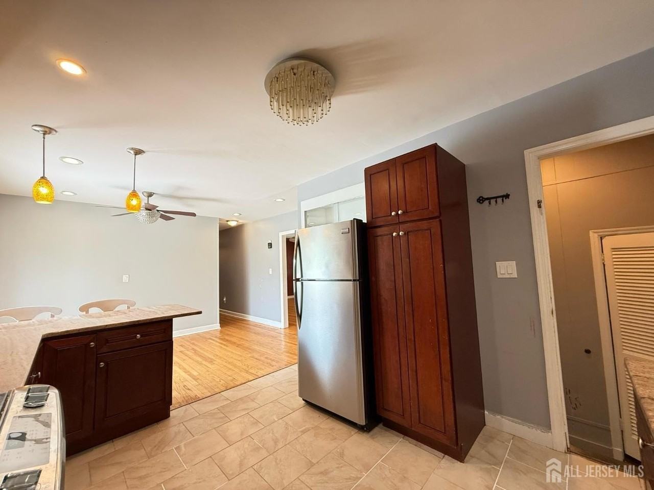 869 Gates Ave - Photo 4 of 27