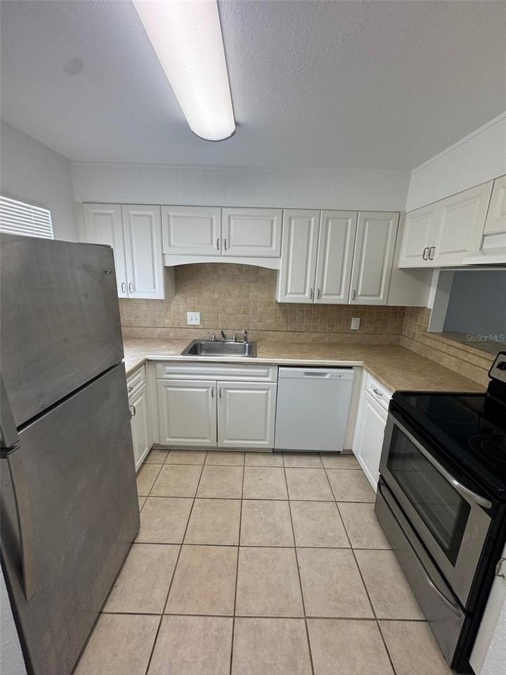 1714 Northeast 3rd Street - Photo 4 of 16