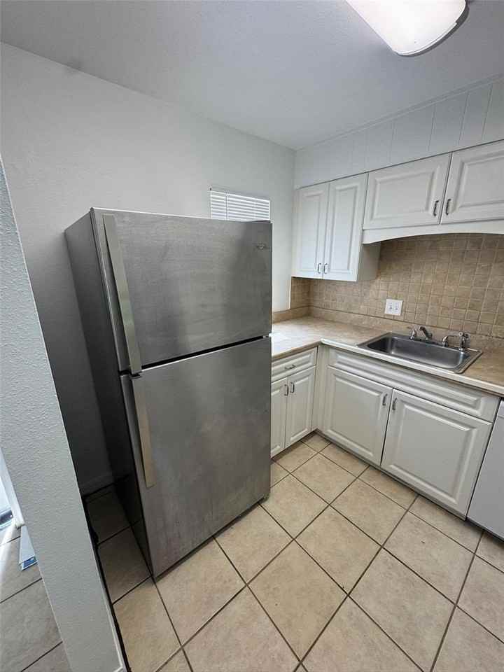 1714 Northeast 3rd Street - Photo 5 of 16