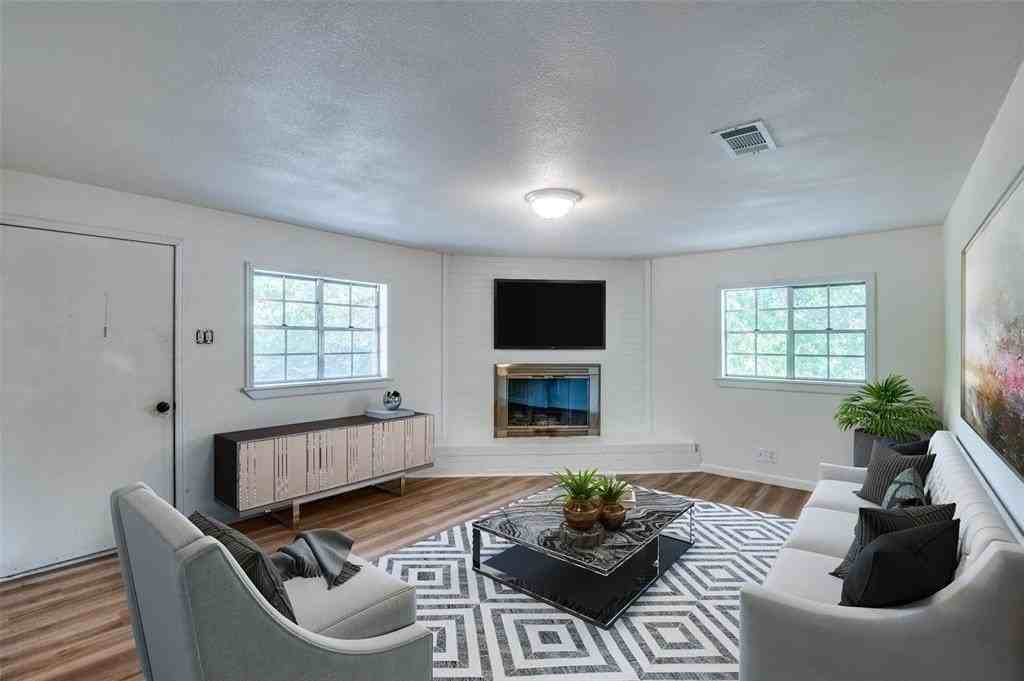 1104 Cortez St - Photo 2 of 17