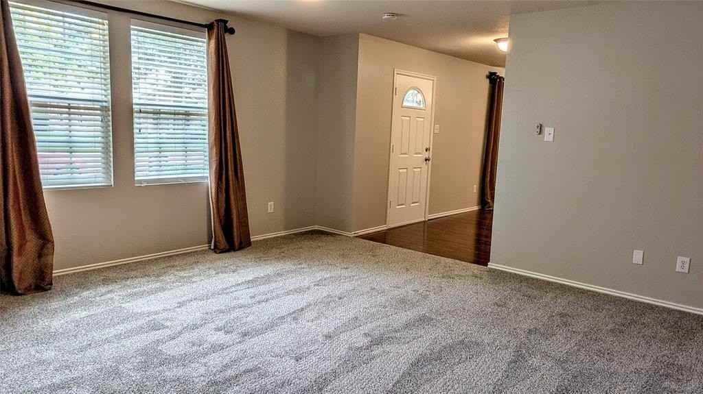 1308 Lamar Ln - Photo 5 of 40