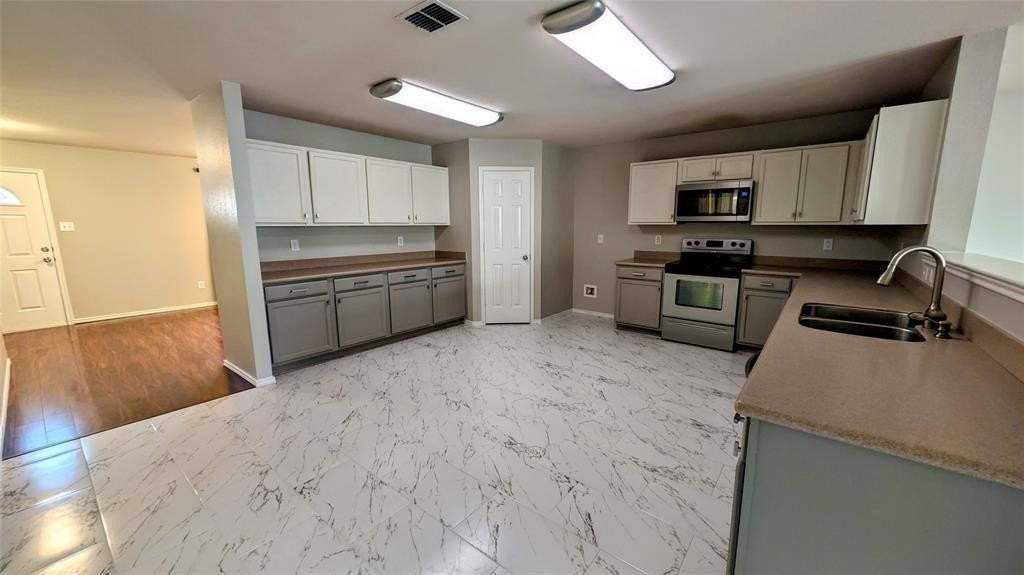 1308 Lamar Ln - Photo 7 of 40