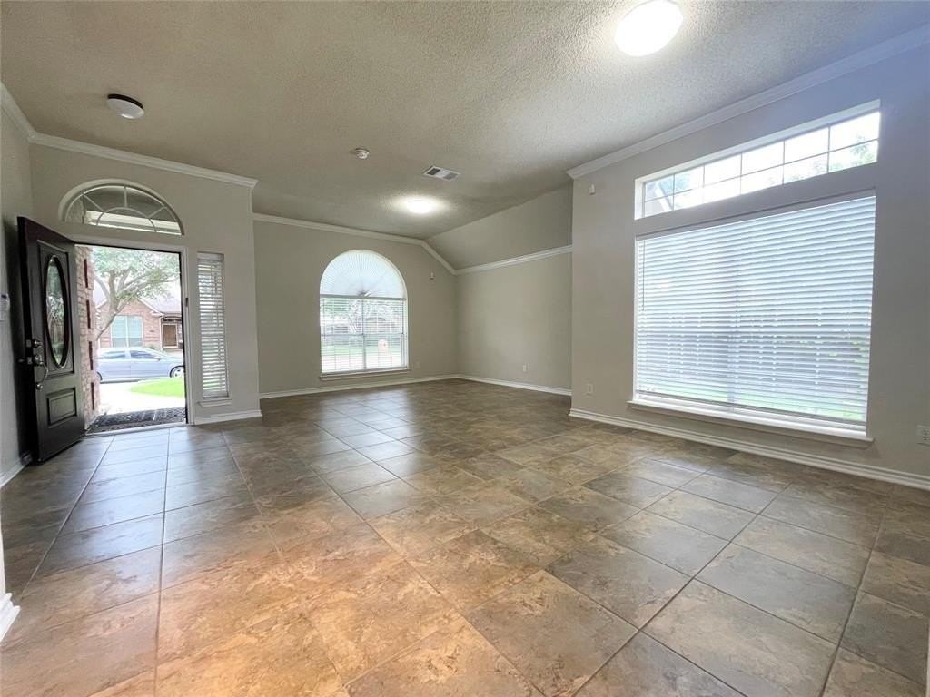 6404 Meadowview Ct - Photo 4 of 33