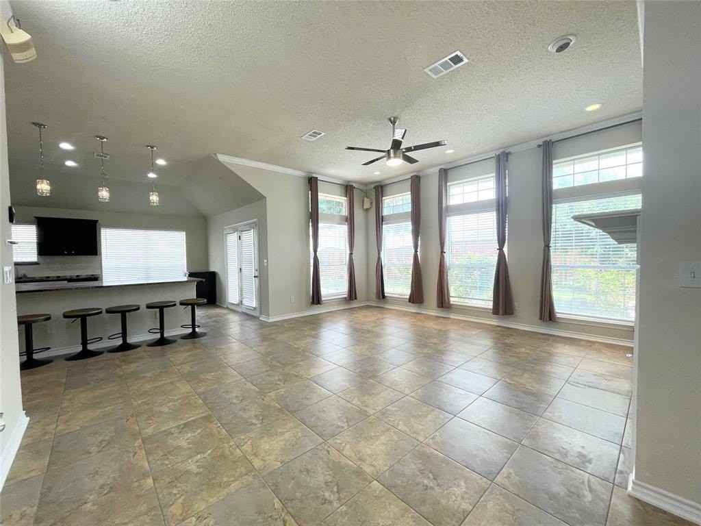 6404 Meadowview Ct - Photo 7 of 33