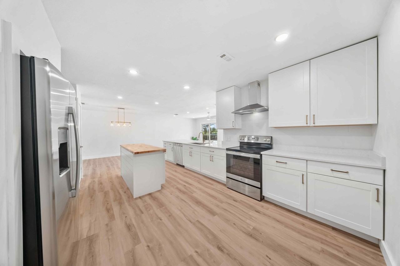 948 Canal Cir - Photo 3 of 24