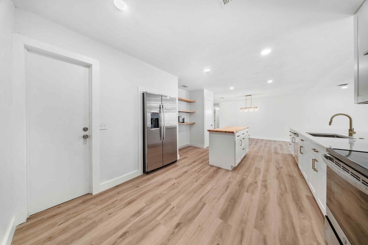 948 Canal Cir - Photo 4 of 24