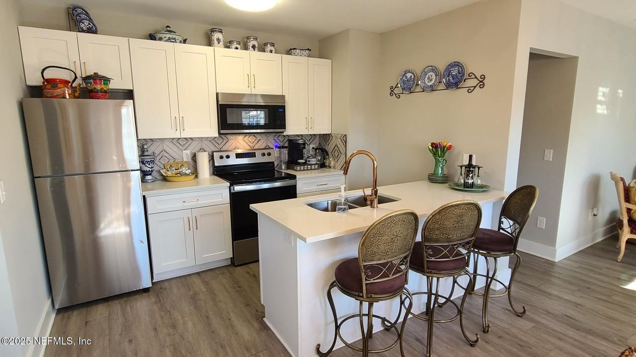 410 Center St - Photo 3 of 13