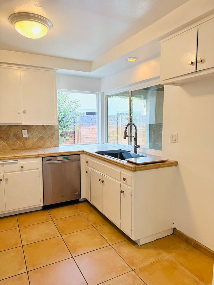 1905 Croydon Ave - Photo 3 of 16