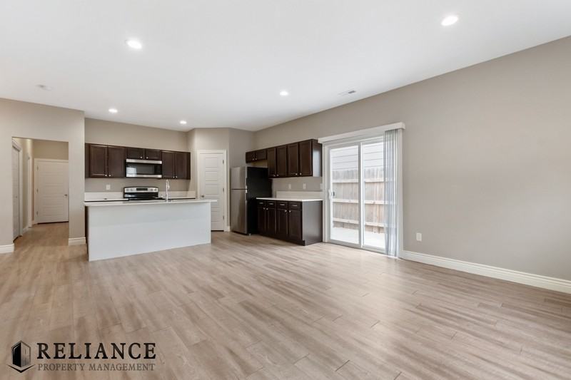 5521 S Victoria St - Photo 4 of 21