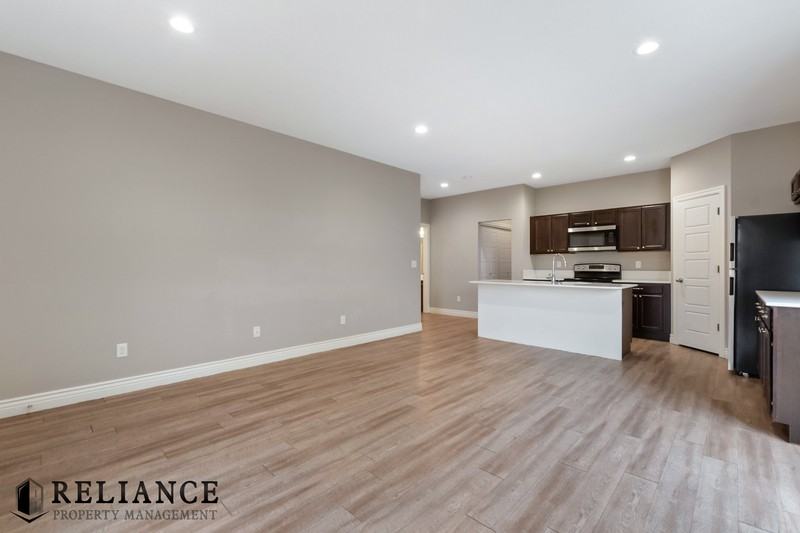 5521 S Victoria St - Photo 5 of 21